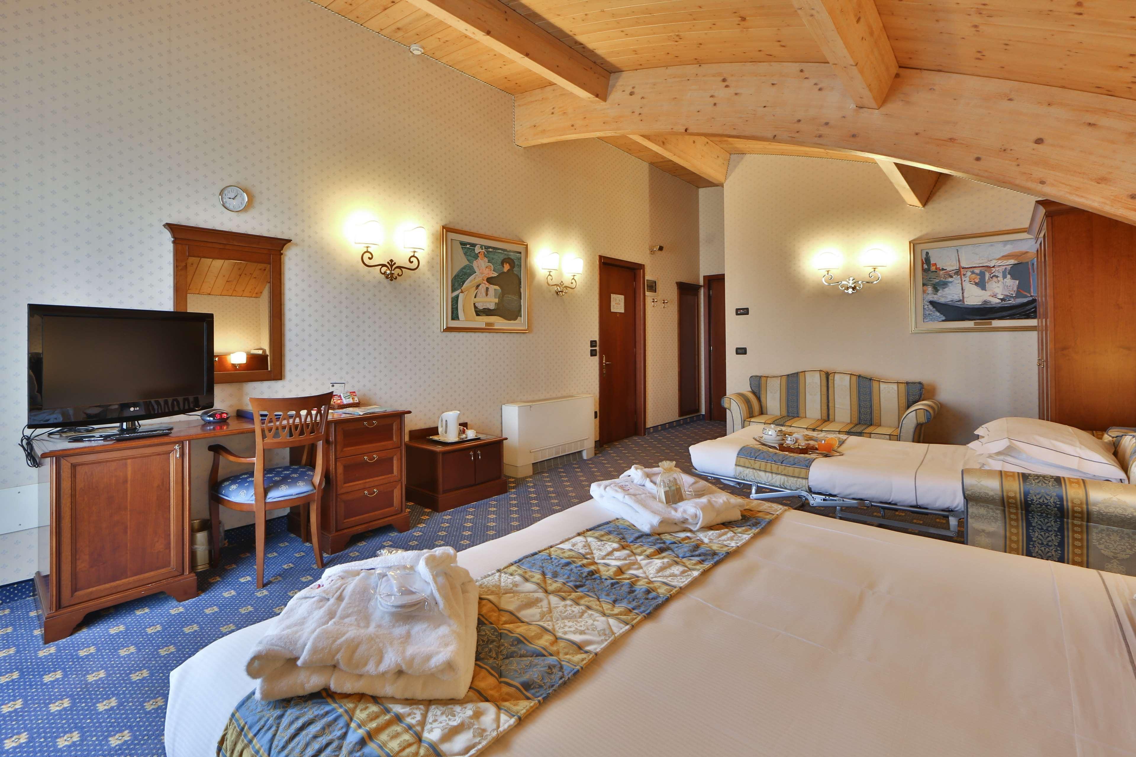 Best Western Classic Hotel เรจโจเอมิเลีย ภายนอก รูปภาพ